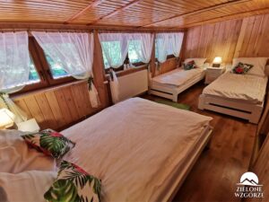 lóżko małżeńskie oraz dwa pojedyncze